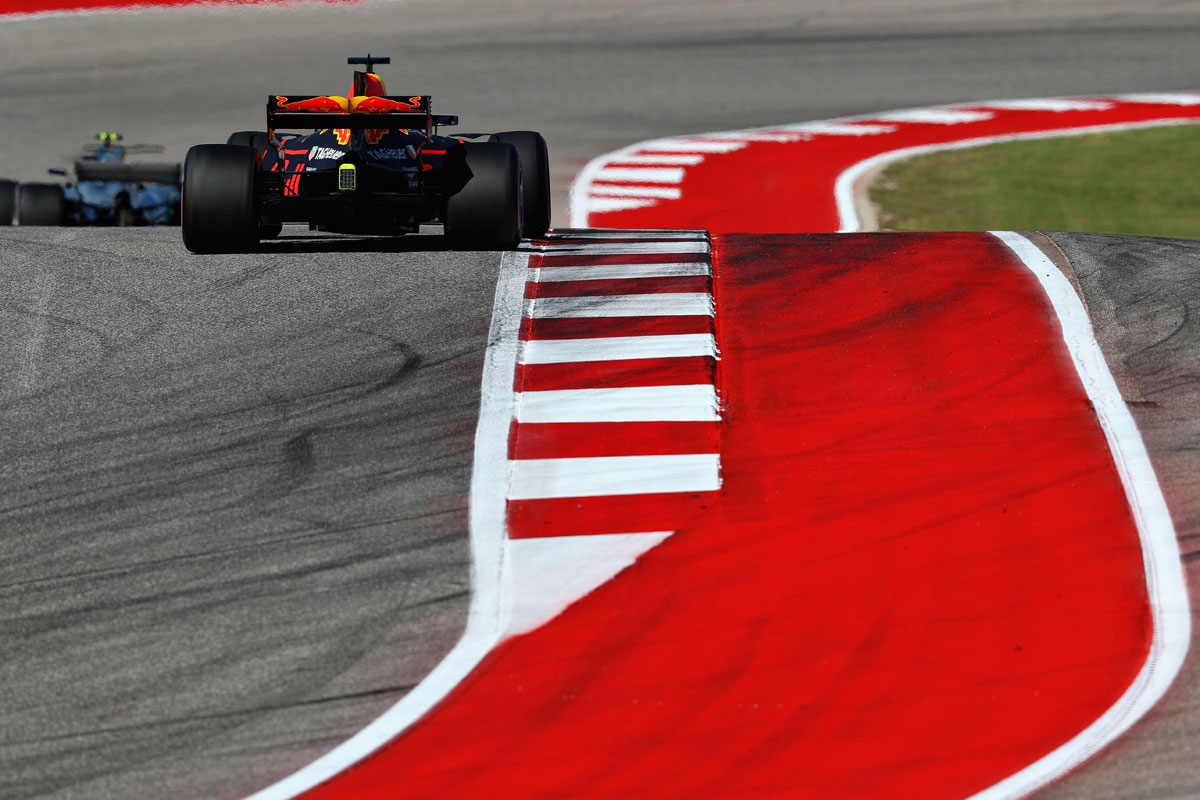 梅赛德斯逆转阿斯顿马丁，塞恩斯关键制胜