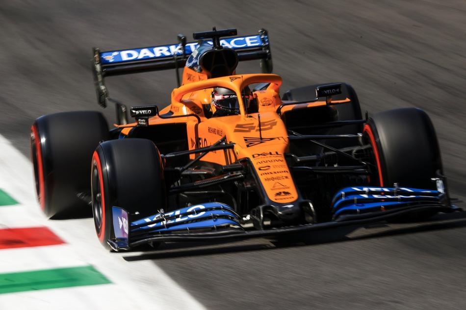 梅赛德斯逆转阿斯顿马丁，塞恩斯关键制胜