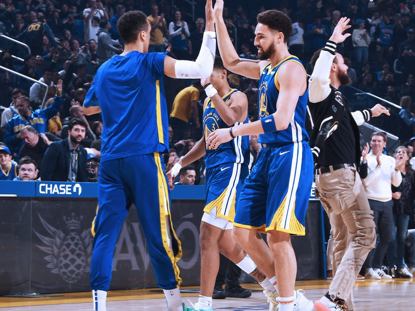 上海队力克深圳队，利拉德扛起全队