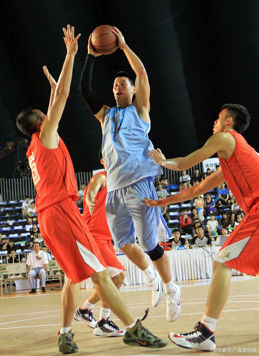 球员们在赛场上展现出出色的技艺和毅力