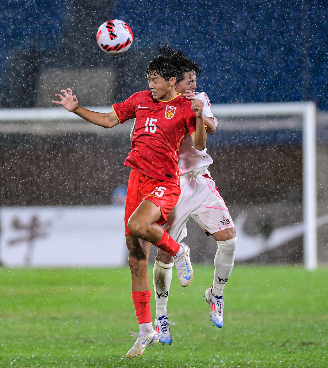 球员们在赛场上展现出出色的技艺和毅力